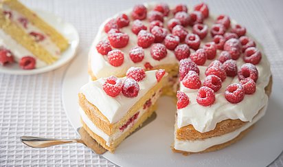 Smotanová torta s malinami