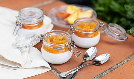 Kokosová panna cotta s broskyňami