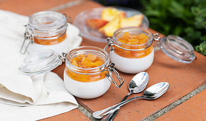 Kokosová panna cotta s broskyňami