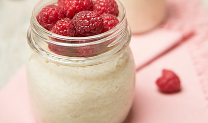 Medový ryžový puding s malinami