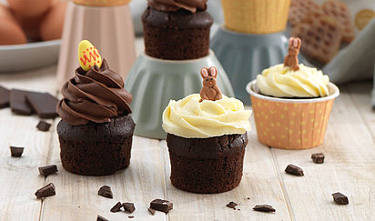 Čokoládovo-rumové cupcakes s tmavým a bielym krémom