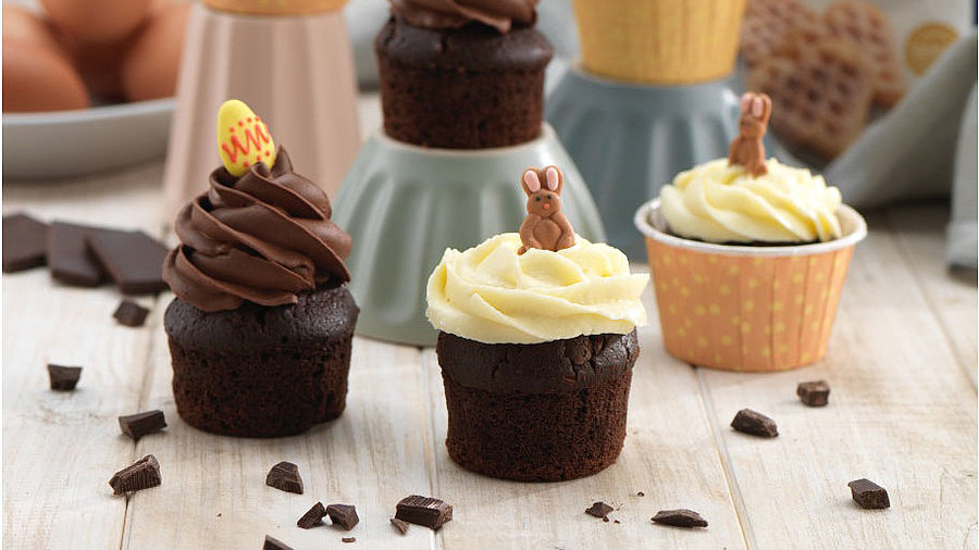Čokoládovo-rumové cupcakes s tmavým a bielym krémom