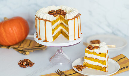 Tekvicová torta so slaným karamelom a s pekanovými orechmi