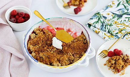 Crumble s nektárinkami a malinami