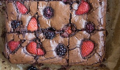 Brownies s jahodami a černicami