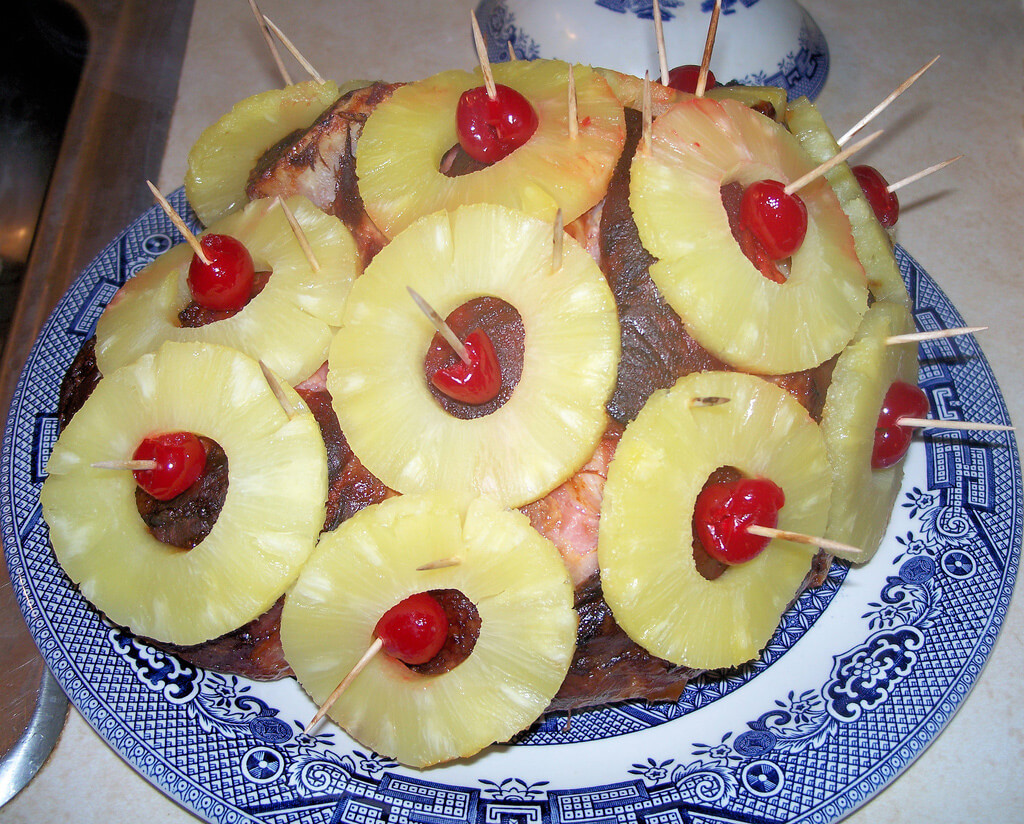 Pečená šunka s ananásom a čerešňami